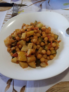 Una foto de Garbanzos con verduras y patatas fritas