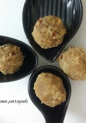 A picture of Samak ke churma laddu.