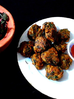 লাল শাকের পাকোড়া রেসিপির প্রধান ছবি