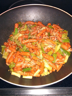 Una foto de Wok de zanahorias baby con ajetes y bacon