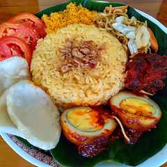 Nasi Kuning Komplit রেসিপির প্রধান ছবি