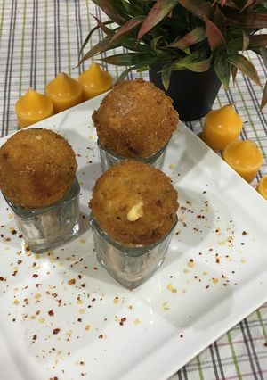 A picture of Potato cheese balls.