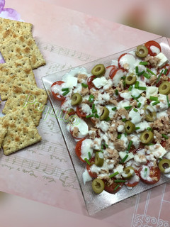 Una foto de Ensalada 🥗 regada con salsa de yogur