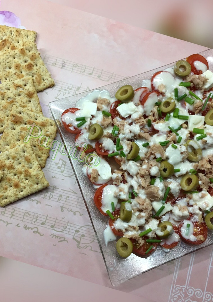 Una foto de Ensalada 🥗 regada con salsa de yogur