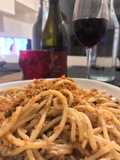 Spaghetti alla trota salmonata uvetta noci e pangrattato