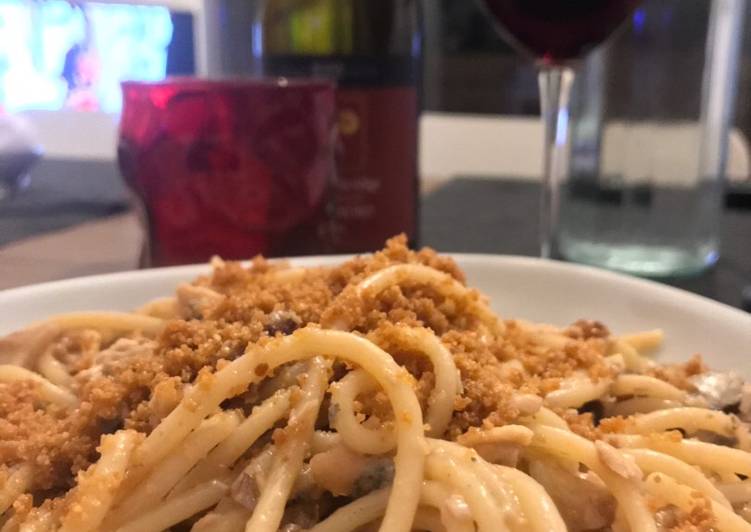 Spaghetti alla trota salmonata uvetta noci e pangrattato