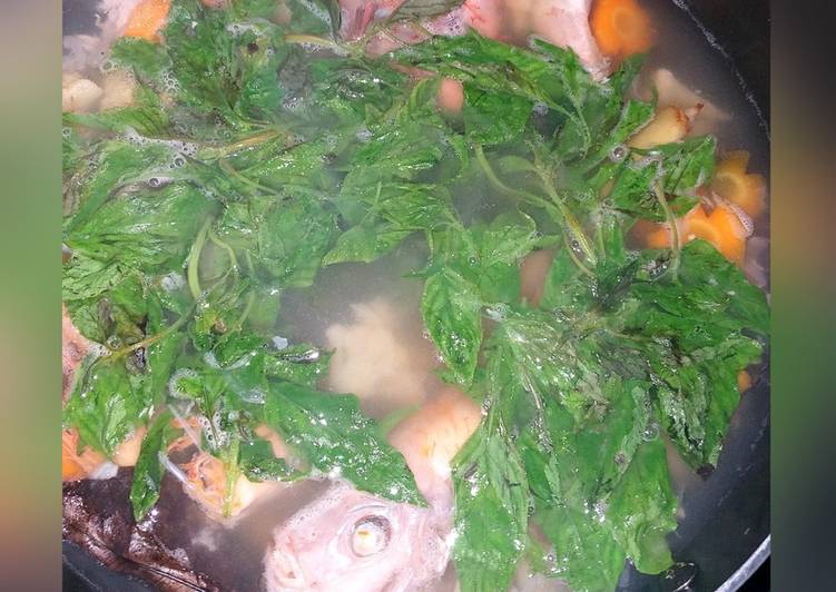 Sup ikan nila tabur daun kemangi