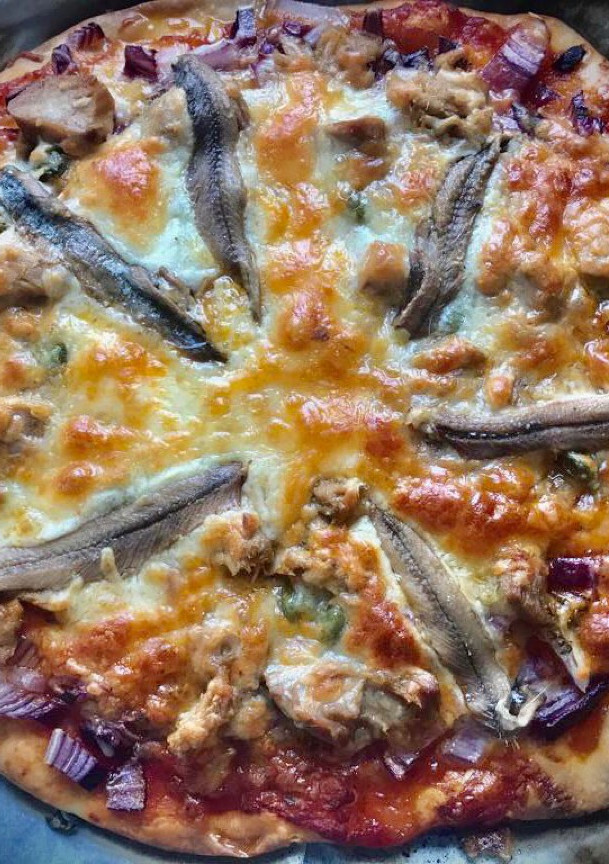 Una foto de Pizza de anchoas casera