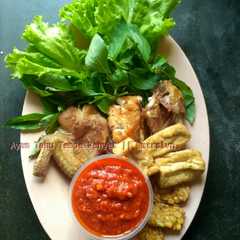 รูปของ Ayam Tahu Tempe Penyet