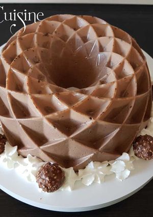 O poză a rețetei Tort cu ciocolată neagră și Ferrero Rocher.
