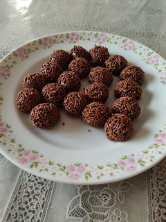 Una foto de Brigadeiros, las trufas brasileñas más famosas
