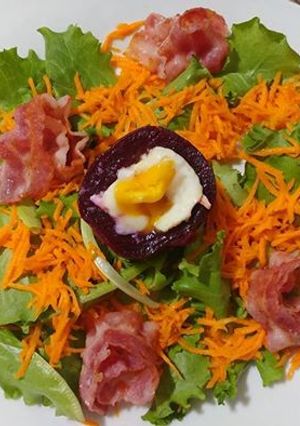 Foto di Insalata, carote, rapa rossa con uovo e bacon croccante