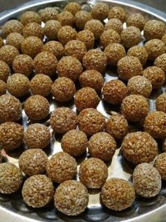 तिल और गुड़ के लड्डू (til aur gur ke ladoo recipe in Hindi) रेसिपी मुख्य फोटो