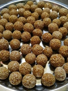 तिल और गुड़ के लड्डू (til aur gur ke ladoo recipe in Hindi) रेसिपी मुख्य फोटो