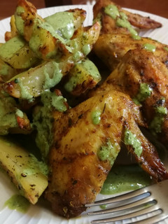 Una foto de Alitas de pollo adobadas con patatas gajo al horno