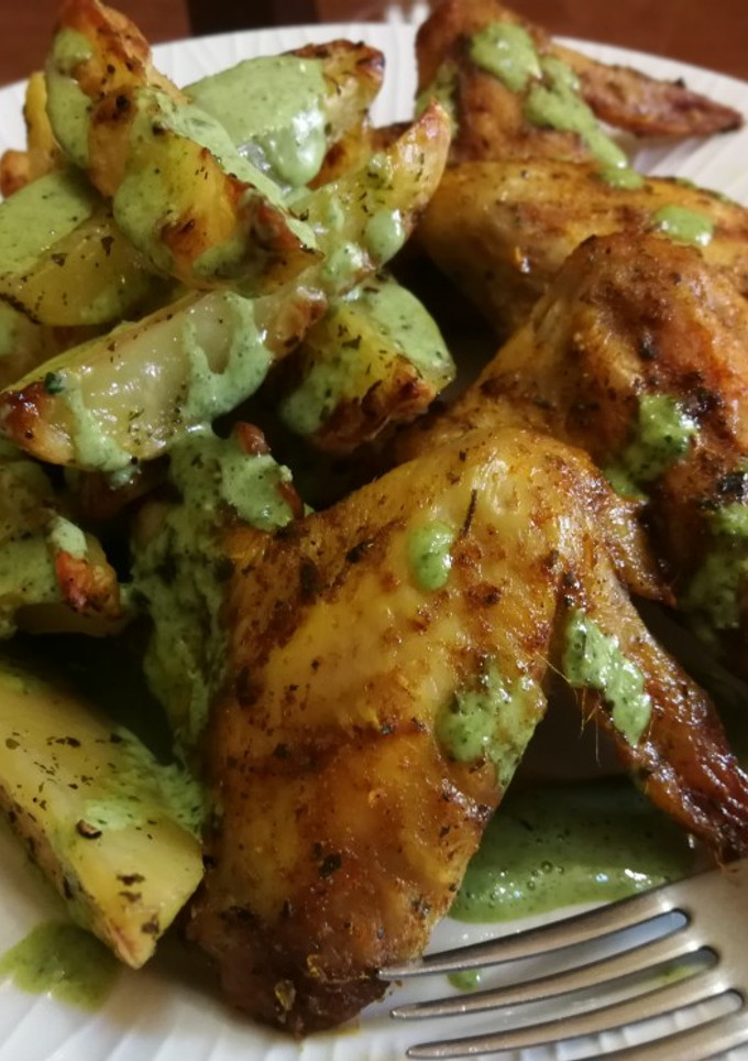 Una foto de Alitas de pollo adobadas con patatas gajo al horno