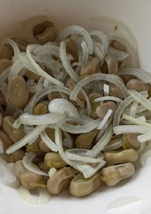 Una foto de Ensalada de habas y cebolla