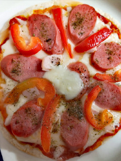 Una foto de Pizza casera en tortillas rapiditas
