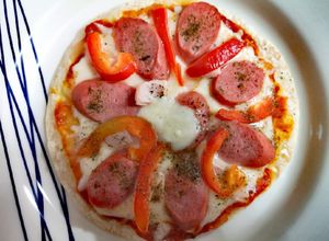 Una foto de Pizza casera en tortillas rapiditas Bimbo