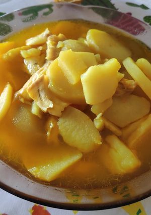 Una foto de Guiso de pescado en amarillo