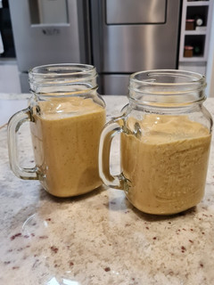 Una foto de Batido de mango, plátano, galletas, nueces y canela