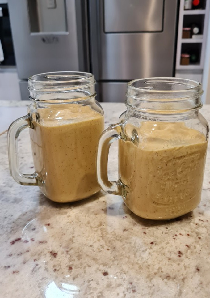 Una foto de Batido de mango, plátano, galletas, nueces y canela