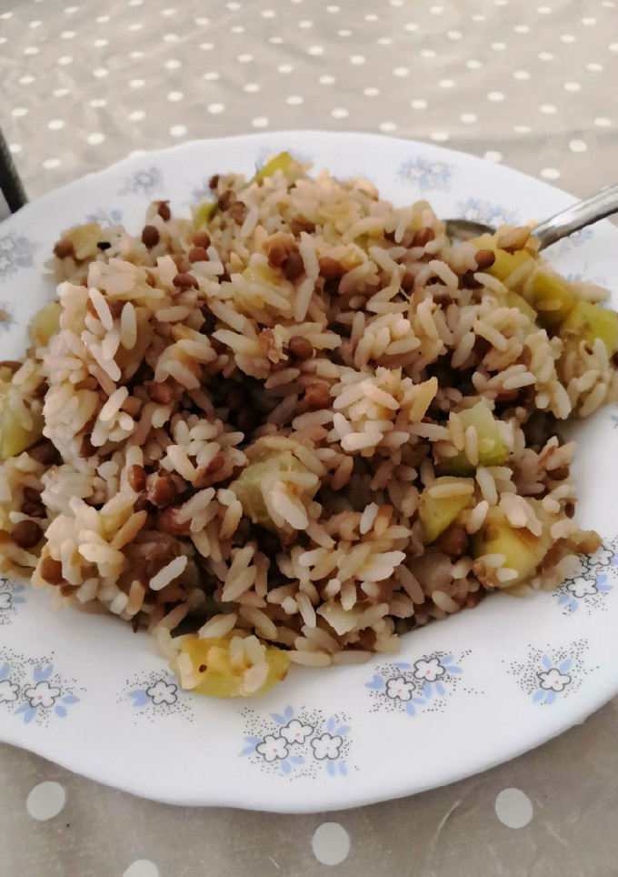 Una foto de Arroz, lentejas y calabacín
