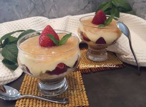 Une photo de Tiramisu aux fraises et compotée de rhubarbe