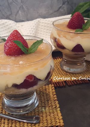 Une photo de Tiramisu aux fraises et compotée de rhubarbe