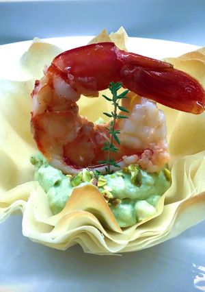 Foto di Cestino di fillo con gamberi, e crema di ricotta e avocado