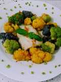Bacalao a la plancha y mini coliflores de colores salteadas con sésamo