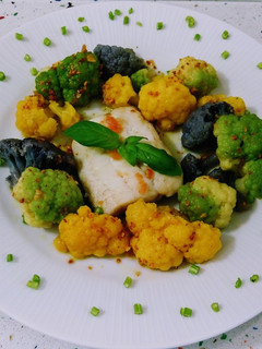 Una foto de Bacalao a la plancha y mini coliflores de colores salteadas con sésamo