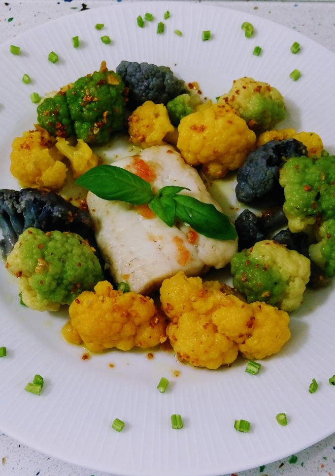 Una foto de Bacalao a la plancha y mini coliflores de colores salteadas con sésamo