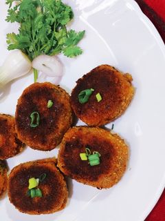सुरमई माशाचे कुरकुरीत कटलेट (surmai fish cutlet recipe in marathi) रेसिपी चे मुख्य फोटो