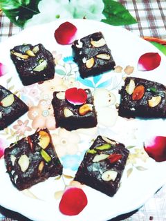 ચોકલેટ બરફી (Chocolate Barfi Recipe In Gujarati) રેસીપી મુખ્ય ફોટો