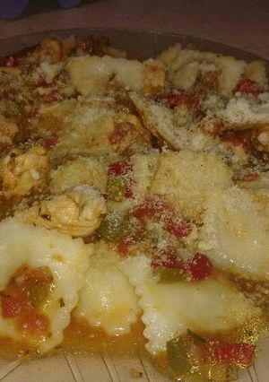 Una foto de Ravioles de queso con salsa de pollo