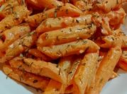 Una foto di penne al salmone