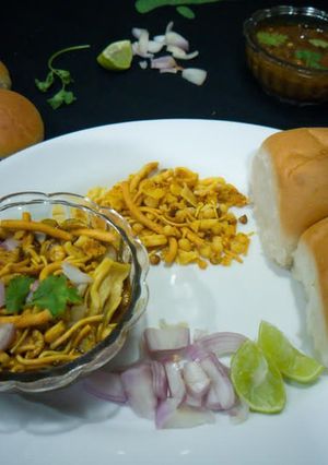 A picture of Misal pav.