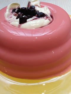 Una foto de Gelatina de yogurt dietética con crema y mermelada de arándanos