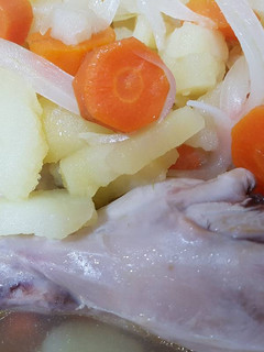 Una foto de Muslos de pollo con verduritas!!🍗🥔🥕