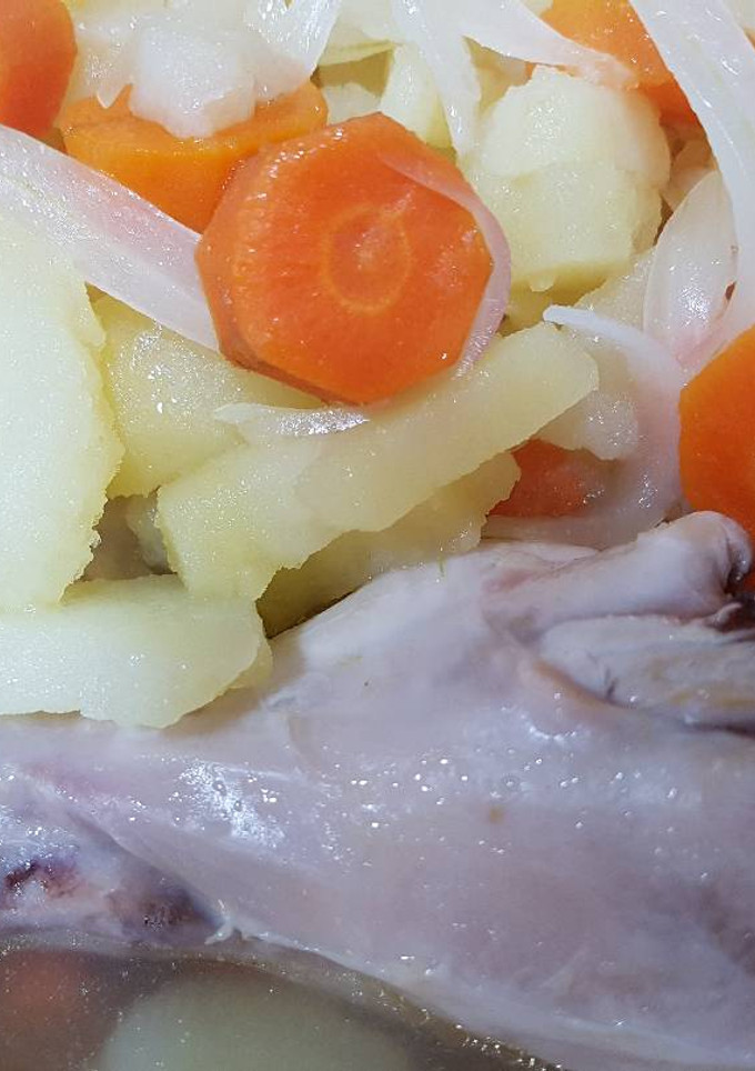 Una foto de Muslos de pollo con verduritas!!🍗🥔🥕