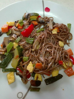 Una foto de Noodles con verduras salteadas