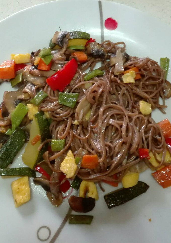 Una foto de Noodles con verduras salteadas