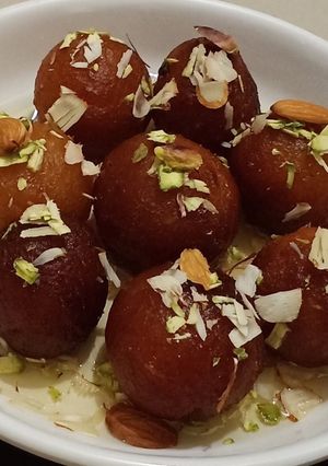 ગુલાબ જાંબુ(gulabjambu recipe in Gujarati) રેસીપી મુખ્ય ફોટો