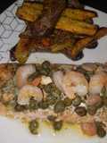 Salmón con alcaparras y camarón acompañado de papas bravas