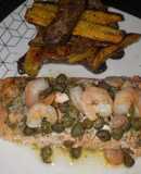 Salmón con alcaparras y camarón acompañado de papas bravas