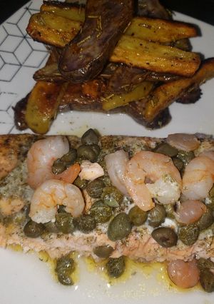 Una foto de Salmón con alcaparras y camarón acompañado de papas bravas