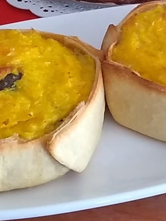 Una foto de Pastel de choclo en canasta de masa de empanadas chilenas