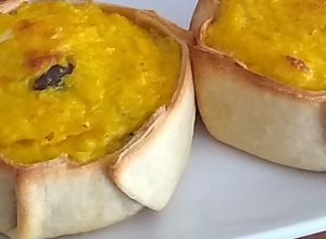 Una foto de Pastel de choclo en canasta de masa de empanadas chilenas