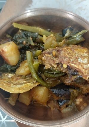 ইলিশ মাছের মাথা দিয়ে পুঁই শাক(illish macher matha diye oui shaak recipe in Bengali) রেসিপির প্রধান ছবি